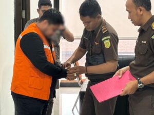Tersangka RH usai menjalani persidangan terkait kasus kredit fiktif