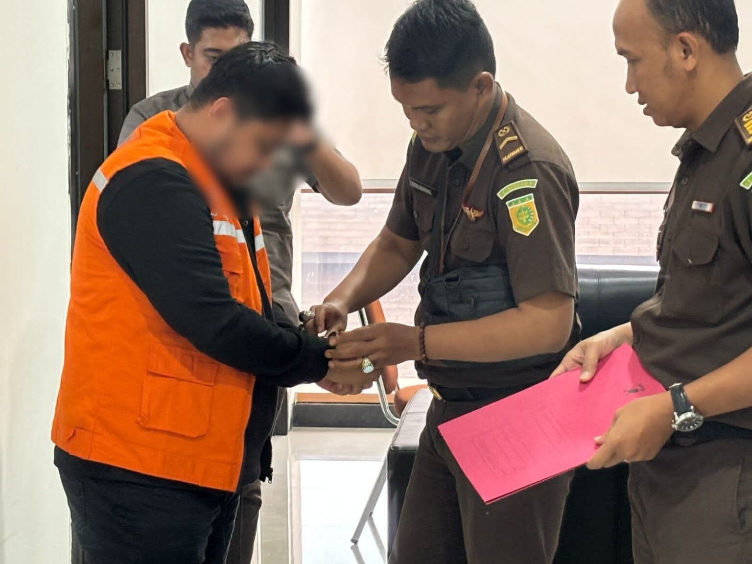 Tersangka RH usai menjalani persidangan terkait kasus kredit fiktif