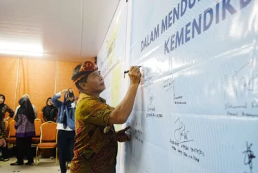 Gubernur Kaltara Zainal A. Paliwang usai menutup kegiatan Konsolidasi Daerah Program Prioritas Kemendikdasmen ke Pemerintah Daerah. (DKISP KALTARA)