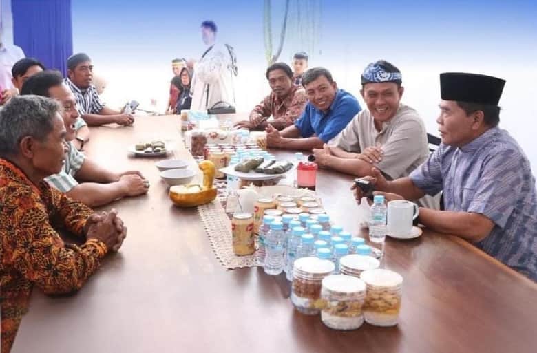 Gubernur Kaltara Zainal A. Paliwang bersama istri Rahmawati Zainal menyambut masyarakat saat open house Hari Raya Idulfitri. (IST)