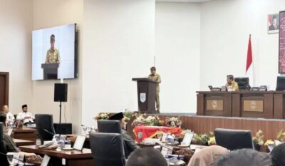 Gubernur Kaltara, Zainal A. Paliwang saat menyampaikan nota pengantar dan menyerahkan LKPj Pemprov Kaltara Tahun Anggaran 2025 dalam Rapat Paripurna ke - 8, Dewan Perwakilan Rakyat Daerah (DPRD) Provinsi Kaltara Masa Persidangan II Tahun 2026, di Kantor DPRD Provinsi Kaltara, Tanjung Selor, Bulungan, Senin (30/3/2026).
