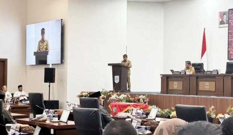 Gubernur Kaltara, Zainal A. Paliwang saat menyampaikan nota pengantar dan menyerahkan LKPj Pemprov Kaltara Tahun Anggaran 2025 dalam Rapat Paripurna ke - 8, Dewan Perwakilan Rakyat Daerah (DPRD) Provinsi Kaltara Masa Persidangan II Tahun 2026, di Kantor DPRD Provinsi Kaltara, Tanjung Selor, Bulungan, Senin (30/3/2026).