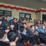 Ketua DPRD Kukar Di Desak Mundur, Aksi Aliansi Ormas Sempat Ricuh di Depan Gedung Dewan