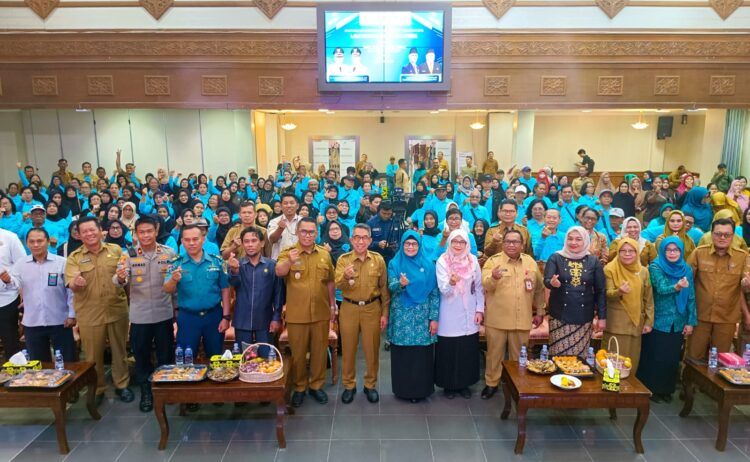 Foto bersama Bupati Ardiansyah Sulaiman dan Wakil Bupati Mahyunadi usai peluncuran Sekolah Lansia. (istimewah)