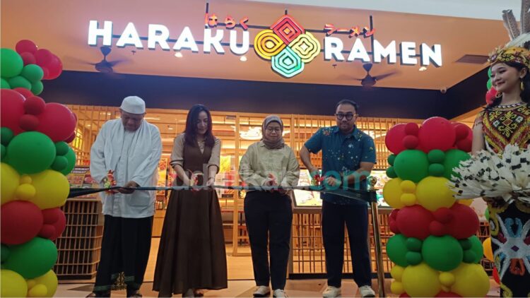 Wakil Ketua DPRD Kota Samarinda, Celni Pita Sari (kedua dari kiri), menghadiri sekaligus mengikuti prosesi pemotongan pita pada peresmian gerai Haraku Ramen di Big Mall Samarinda, Jumat. Celni menyambut kehadiran gerai pertama ISMAYA Group di Kalimantan tersebut sebagai bentuk kepercayaan investor terhadap iklim usaha di Samarinda yang diharapkan mampu membuka lapangan kerja baru sekaligus berkontribusi terhadap peningkatan Pendapatan Asli Daerah (PAD).
