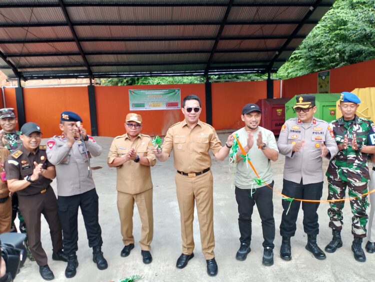 Wali Kota Samarinda, Andi Harun meresmikan Insinerator Kampung Baqa bersama Wakil Walikota, Saefuddin Zuhri beserta jajarannya. (Foto: iN/sudutkata.com)