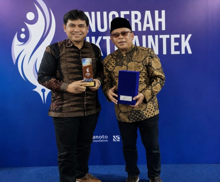 Pencapaian Gold Winner dalam Anugerah Diktisaintek Kementerian Pendidikan Tinggi, Sains, dan Teknologi Tahun 2024 menjadi momentum strategis yang menempatkan UNMUL sebagai kekuatan baru dalam ekosistem riset nasional. Prestasi emas ini bukan sekadar penghargaan, tetapi representasi dari transformasi riset yang progresif dan terarah pada dampak nyata. (Foto: Istimewa)