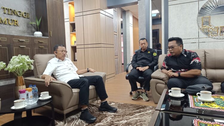 Kepala Kejaksaan Tinggi Kalimantan Timur (Kaltim), Prof. Dr. Supardi, SH.MH (kiri). Sekretaris DPD PJI Kaltim, Tommy Simanjuntak (kanan)