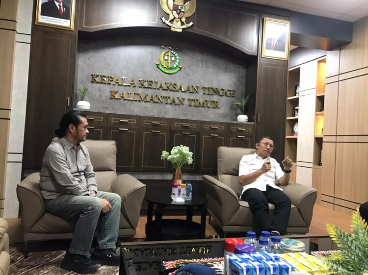 Kepala Kejaksaan Tinggi Kalimantan Timur (Kaltim), Prof. Dr. Supardi, SH.MH (kanan). Ketua DPD PJI Kaltim Jerison Togelang. (Kiri)