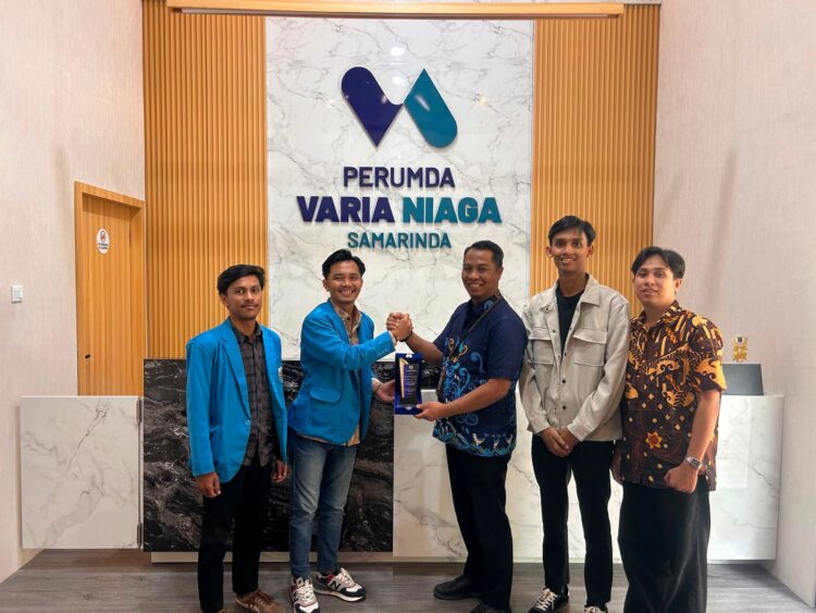 Pengurus DPD KNPI Kota Samarinda saat melakukan audiensi dan silaturahmi bersama Direktur Utama Perumda Varia Niaga Samarinda, Syamsudin Hamade. Pertemuan tersebut menjadi momentum memperkuat sinergi antara organisasi kepemudaan dan perusahaan daerah dalam membahas peran strategis Perumda Varia Niaga dalam mendukung peningkatan PAD, menjaga stabilitas ekonomi, serta mendorong kemajuan Kota Samarinda. Kegiatan berlangsung dalam suasana hangat dengan penuh semangat kolaborasi dan gagasan pembangunan daerah. (aset KNPI)