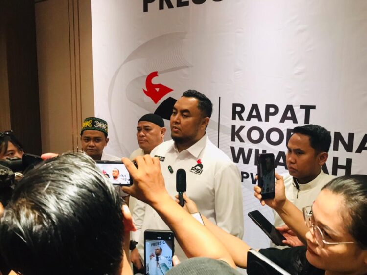 Ketua DPW PSI Kaltim, Andi Wijaya, saat di wawancarai awak media