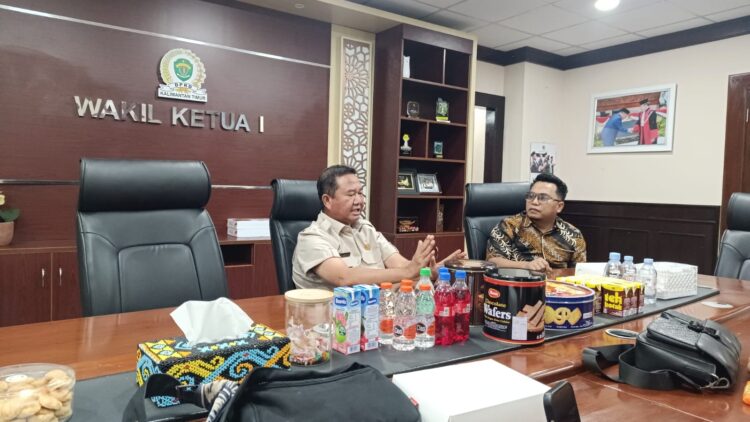 Wakil Ketua I DPRD Kalimantan Timur, Ekti Imanuel (kiri), berdiskusi dengan Ketua Karateker Satuan Relawan Indonesia Raya (SATRIA) Kalimantan Timur, Tommy Simanjuntak (kanan), di ruang kerja Wakil Ketua I DPRD Kaltim, Samarinda, Senin (22/6/2026). Dalam pertemuan tersebut, Ekti menyambut rencana ekspansi kepengurusan SATRIA hingga tingkat kabupaten, kecamatan, desa, dan lingkungan RT/RW, serta menegaskan pentingnya kader Gerindra berjuang secara terbuka dalam memperkuat basis dukungan partai di daerah.