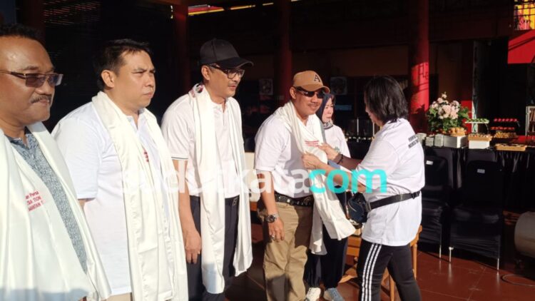 Ahmad Vanandza menerima selendang persahabatan. Selendang yang diberikan Perhimpunan Persahabatan Indonesia–Tiongkok (PPIT) Kalimantan Timur itu menjadi simbol persahabatan Indonesia dan Tiongkok yang telah terjalin sejak lama serta diharapkan terus terpelihara melalui pelestarian budaya dan sejarah. (dok.sk)