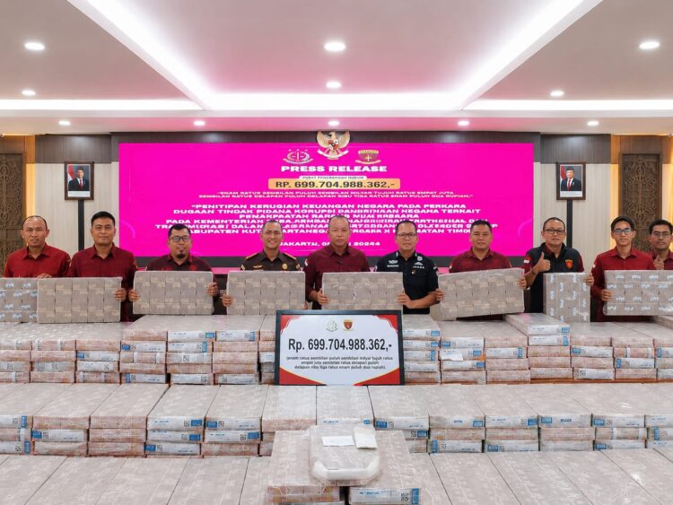 Tim penyidik bersama jajaran penegak hukum memperlihatkan barang bukti uang tunai senilai Rp699.704.988.362 dalam konferensi pers terkait penanganan perkara dugaan tindak pidana korupsi. Uang tersebut merupakan barang bukti yang disita dan dipresentasikan kepada publik sebagai bagian dari proses penegakan hukum. Foto: iN/sudutkata.com