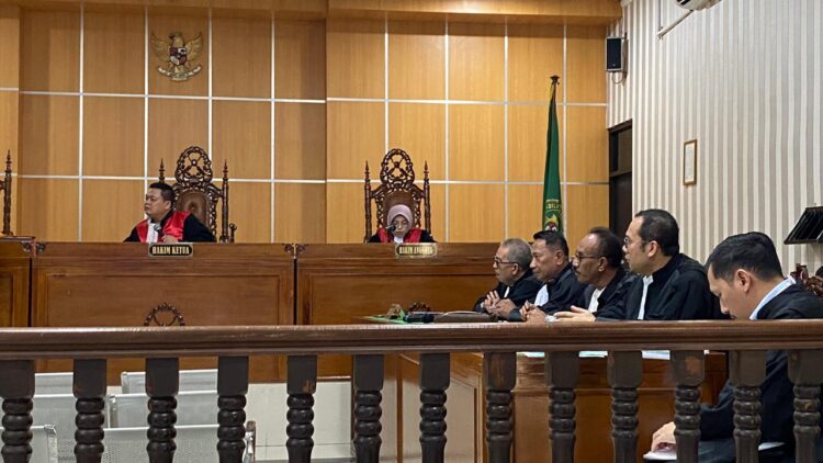 Suasana sidang perdana perkara dugaan penyalahgunaan lahan transmigrasi untuk aktivitas pertambangan di Kalimantan Timur di Pengadilan Tindak Pidana Korupsi (Tipikor), Selasa (14/7/2026). Dalam persidangan tersebut, tim kuasa hukum terdakwa BT melalui Andi Simangunsong meminta majelis hakim mempertimbangkan pengembalian dugaan kerugian negara sebagai dasar pemberian penangguhan atau pengalihan penahanan terhadap kliennya. (Foto: iN/sudutkata.com)