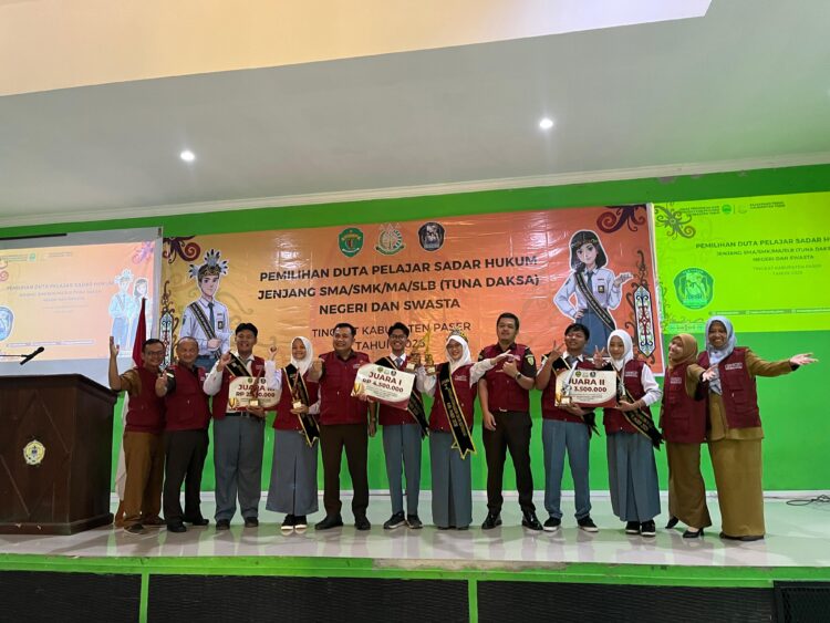 Keterangan foto: Perwakilan SMAN 1 Tanah Grogot sukses menyabet juara pertama dalam ajang Pemilihan Duta Pelajar Sadar Hukum (DPSH) 2026 tingkat Kabupaten Paser. Foto: istimewa