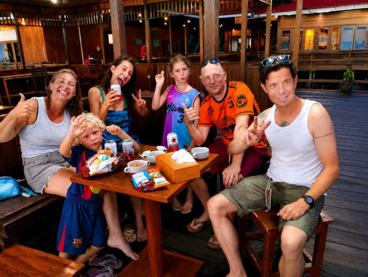 Keindahan Pulau Maratua juga memikat wisatawan asal Eropa. Olivier dan Valery dari Swiss, Saskia dari Belgia, serta Tommy mengaku terpesona dengan pengalaman mereka selama tiga hari menjelajahi pulau Maratua tersebut. (Foto: iN/sudutkata.com)