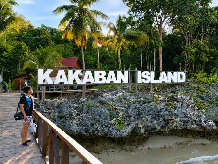Pulau Kakaban, salah satu destinasi wisata unggulan di Kepulauan Maratua, Kabupaten Berau, Kalimantan Timur, menawarkan keunikan alam yang memikat dan menjadi tujuan favorit wisatawan domestik maupun mancanegara. (Foto: iN/sudutkata.com)