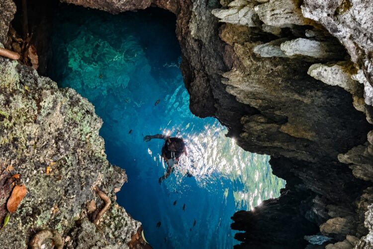 Keindahan Goa Halo Tabung dengan air berwarna biru jernih dan formasi batuan karst menjadi pesona wisata alam di Kecamatan Maratua, Kabupaten Berau. (Foto: iN/SudutKata.com)