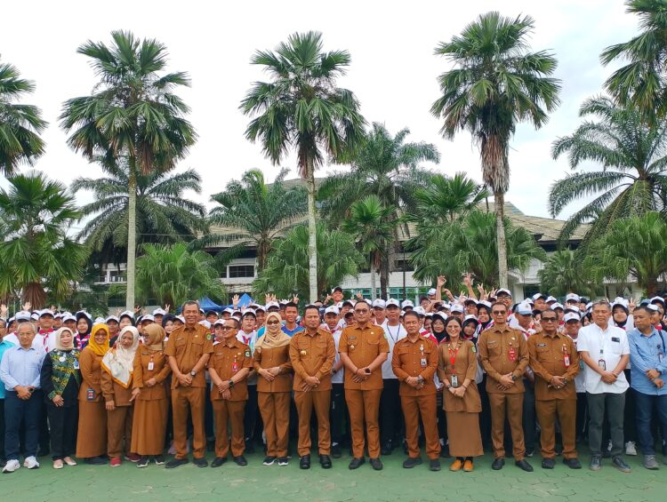 Kebersamaan untuk Pendidikan. Gubernur Kalimantan Timur Rudy Mas'ud, didampingi Wakil Gubernur Seno Aji, Sekretaris Daerah Sri Wahyuni, serta jajaran Organisasi Perangkat Daerah (OPD), berfoto bersama para siswa dan tenaga pendidik usai meninjau SMAN 10 Samarinda. Kunjungan tersebut dilakukan untuk memastikan proses belajar mengajar tetap berlangsung optimal di tengah revitalisasi sarana dan prasarana sekolah, sekaligus menegaskan komitmen Pemerintah Provinsi Kalimantan Timur dalam meningkatkan kualitas pendidikan.
(Foto: iN/sudutkata.com)