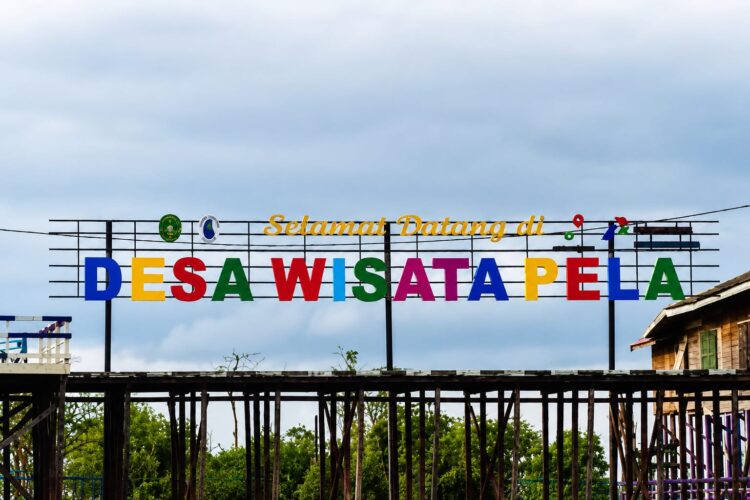 Gerbang Desa Wisata Pela di Kecamatan Kota Bangun, Kabupaten Kutai Kartanegara, Kalimantan Timur, menjadi ikon penyambutan bagi wisatawan yang berkunjung ke desa wisata berbasis ekowisata ini. Desa Pela dikenal sebagai habitat alami Pesut Mahakam, mamalia air tawar yang langka dan dilindungi, serta menawarkan pesona Sungai Mahakam, budaya masyarakat lokal, dan pengalaman wisata alam yang autentik. Destinasi ini menjadi salah satu unggulan pariwisata Kutai Kartanegara yang mengedepankan pelestarian lingkungan sekaligus pemberdayaan masyarakat setempat. (Foto Istimewa)
