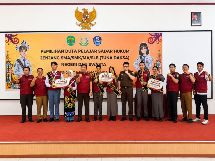 Foto bersama para pemenang Pemilihan Duta Pelajar Sadar Hukum jenjang SMA/SMK/MA/SLB (Tuna Daksa) Tingkat Kota Samarinda Tahun 2026 bersama perwakilan Kejaksaan Tinggi Kalimantan Timur, Kejaksaan Negeri Samarinda, dewan juri, dan panitia usai penyerahan penghargaan di SMAN 10 Samarinda, Selasa (28/7/2026). Para juara selanjutnya akan mewakili Kota Samarinda pada Pemilihan Duta Pelajar Sadar Hukum Tingkat Provinsi Kalimantan Timur Tahun 2026. (Foto: Dok. Kejati Kaltim)