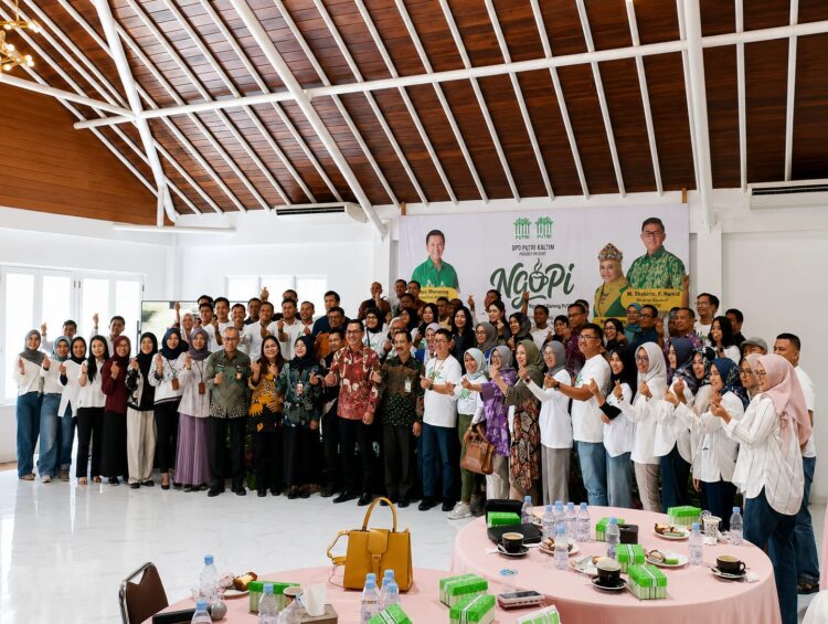 Foto bersama Kepala Dinas Pariwisata Provinsi Kalimantan Timur, Muhammad Faisal, usai menghadiri diskusi bertajuk "Ngopi (Ngobrol Bareng PUTRI)" yang diselenggarakan Dewan Pimpinan Daerah (DPD) PUTRI Kalimantan Timur. Diskusi mengangkat tema "Mengurai Tantangan Pariwisata Kalimantan Timur Menuju Level Industri dalam Upaya Transisi Ekonomi" sebagai wadah bertukar gagasan untuk mendorong pengembangan sektor pariwisata menuju level industri sekaligus memperkuat perannya sebagai pilar transisi ekonomi di Kalimantan Timur. (Foto: iN/sudutkata.com)