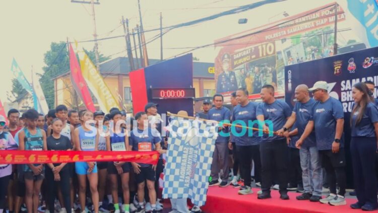 Kapolda Kalimantan Timur Irjen Pol. Endar Priantoro didampingi Wakapolda Kaltim Brigjen Pol. Adrianto Jossy Kusumo, Kapolresta Samarinda Kombes Pol. Hendri Umar, Wakil Wali Kota Samarinda Saefuddin Zuhri, serta Wakil Ketua DPRD Kota Samarinda Celni Pita Sari melepas peserta Bhayangkara Samarinda Run 2026 di halaman Mapolresta Samarinda, Ahad, 26 Juli 2026. Ajang lari yang diikuti sekitar 3.000 peserta tersebut digelar dalam rangka memeriahkan Hari Bhayangkara ke-80. (Ist)