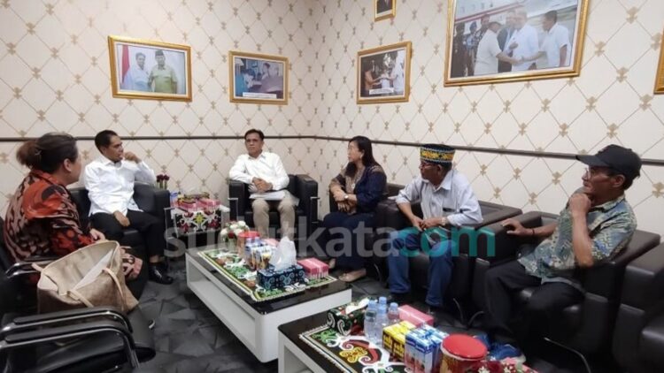 Ketua DPRD Kota Samarinda, H. Helmi Abdullah (berkemeja putih, kiri), menerima perwakilan warga Batu Besaung dalam audiensi di ruang kerjanya, Kamis (23/7/2026). Dalam pertemuan tersebut, warga menyampaikan aspirasi terkait penanganan banjir serta pembangunan akses jalan dan menyerahkan proposal agar diakomodasi dalam program pembangunan tahun anggaran 2027. (Ist)