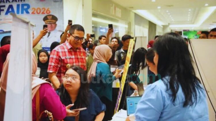 encari kerja memadati stan perusahaan saat Mahakam Job Fair 2026 di Samarinda Square Mall, Kamis (23/7/2026). Bursa kerja yang diikuti 36 perusahaan itu menyediakan 764 lowongan pekerjaan dan menjadi upaya Pemerintah Kota Samarinda memperluas akses kesempatan kerja. (ist)