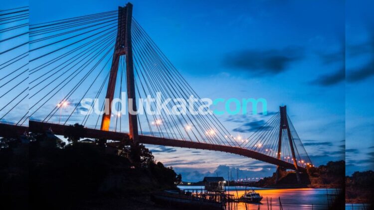 Kondisi Jembatan Achmad Amins di Kota Samarinda saat malam hari. DPRD Kota Samarinda memastikan perbaikan Lampu Penerangan Jalan Umum (LPJU) di jembatan tersebut akan diprioritaskan dalam APBD Perubahan 2026 setelah seluruh kabel instalasi penerangan dilaporkan hilang akibat pencurian. (dok. sk)