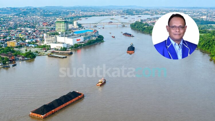 Pemandangan dari udara lalu lintas kapal di sepanjang Sungai Mahakam, Samarinda, dengan latar kawasan Big Mall dan Jembatan Mahakam IV. Anggota DPRD Kota Samarinda, M. Andriansyah (inset), mengusulkan pengembangan transportasi sungai sebagai alternatif angkutan umum dan wisata kota. (ist/dsg.SK)
