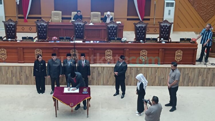 Penandatanganan berita acara persetujuan bersama Laporan Keterangan Pertanggungjawaban (LKPJ) Wali Kota Samarinda Tahun Anggaran 2025 dalam Rapat Paripurna DPRD Kota Samarinda.