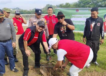 PDI Perjuangan Samarinda Tutup Bulan Bung Karno dengan Menanam Pohon Buah