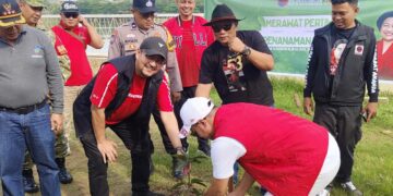 PDI Perjuangan Samarinda Tutup Bulan Bung Karno dengan Menanam Pohon Buah