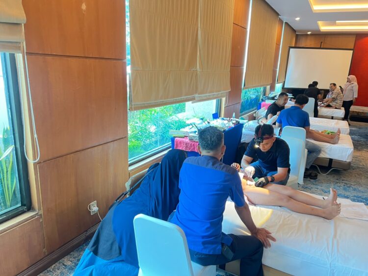 Tim medis melakukan khitanan massal gratis bagi masyarakat dalam rangka peringatan Hari Ulang Tahun (HUT) ke-31 Hotel Bumi Senyiur Samarinda, Senin (20/7/2026). Kegiatan tersebut merupakan bagian dari program tanggung jawab sosial perusahaan (CSR) yang bekerja sama dengan sejumlah mitra. (ft. HO)