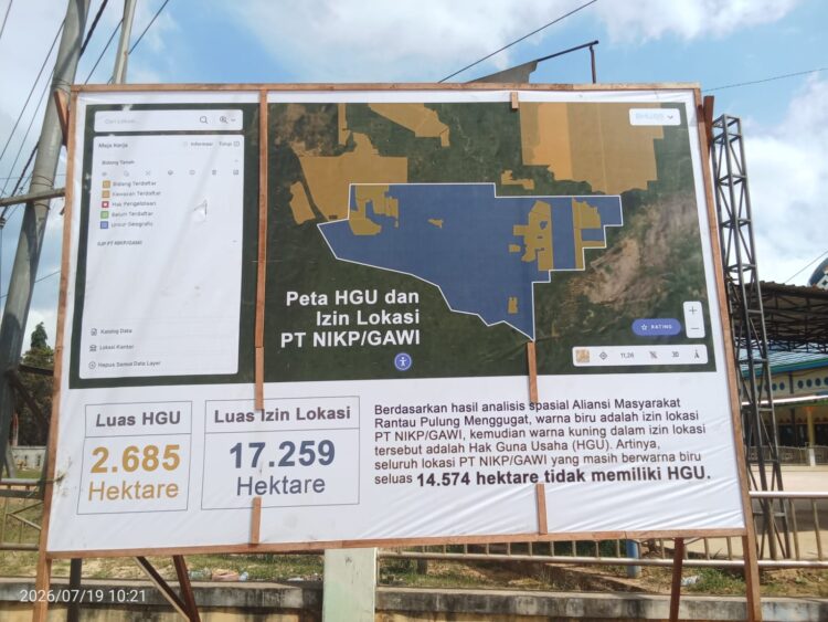 Papan informasi berisi perbandingan luas Izin Usaha Perkebunan (IUP) dan Hak Guna Usaha (HGU) PT NIKP/PT GAWI di sejumlah titik di Kecamatan Rantau Pulung, Kutai Timur. Papan itu menjadi dasar tuntutan masyarakat agar ATR/BPN membuka informasi terkait status HGU perusahaan. (ist)