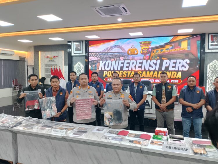 Kapolresta Samarinda, Kombes Pol. Hendri Umar saat memimpin Konferensi Pers di Gedung Aula Polresta Samarinda. (Foto: iN/sudutkata.com)