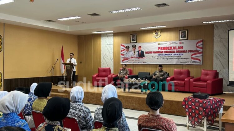 Ketua DPRD Kota Samarinda Helmi Abdullah menyampaikan sambutan sekaligus memberikan pembekalan kepada calon Pasukan Pengibar Bendera Pusaka (Paskibraka) Kota Samarinda Tahun 2026 di Aula Dinas Perpustakaan dan Kearsipan Kota Samarinda, menjelang peringatan HUT ke-81 Republik Indonesia. (Dok. Asnan)