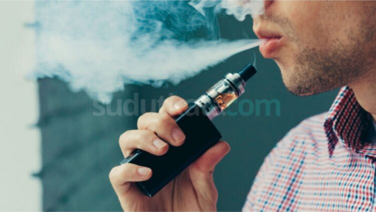 Pengguna menghisap rokok elektronik (vape). (Ilustras)