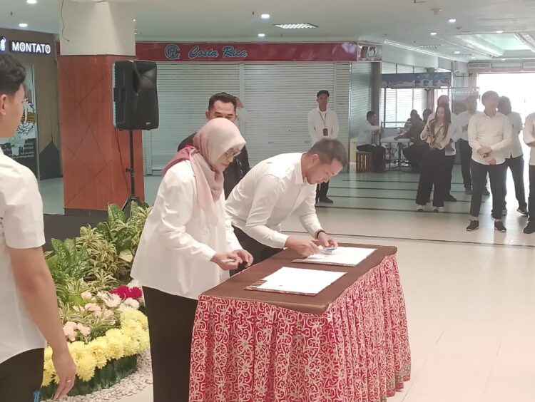 Penandatanganan Serah Terima 
Pembangunan Komplek Mall Lembuswana Samarinda Serta Beberapa Fasilitas Penunjang Lainnya antar Pemerintah Provinsi 
Kalimantan Timur dan PT. Cipta Sumina Indah Satresna. (Foto: iN/sudutkata.com)