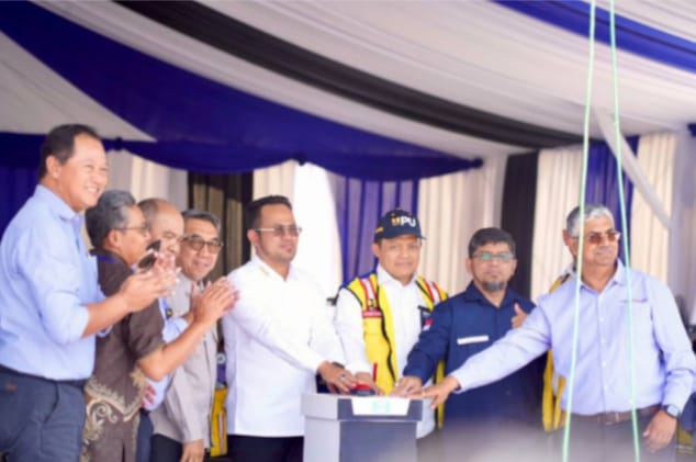 Gubernur Kalimantan Timur Rudy Mas'ud bersama Bupati Kutai Timur Ardiansyah Sulaiman dan Presiden Direktur serta CEO PT Kaltim Prima Coal (KPC) Muhammad Rudy saat meresmikan Jalan Pengalih Simpang Perdau-Tepian Langsat (Biro Adpim Pemprov Kaltim/Istimewa)