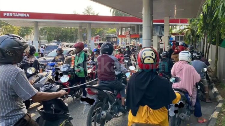 Antrean kendaraan mengular di salah satu SPBU Pertamina di Samarinda. DPRD Kota Samarinda menilai peralihan sebagian konsumen dari Pertamax ke Pertalite akibat selisih harga yang lebar menjadi salah satu faktor penyebab meningkatnya antrean BBM bersubsidi. (ist)