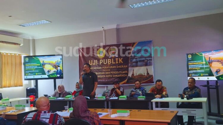 Viktor Yuan, menyampaikan paparan saat uji publik Rancangan Peraturan Daerah (Raperda) tentang Pengembangan dan Pengelolaan Kepariwisataan Kota Samarinda di Ruang Magister Hukum Fakultas Hukum Universitas 17 Agustus 1945 (Untag) Samarinda, Kamis (6/8/2026)