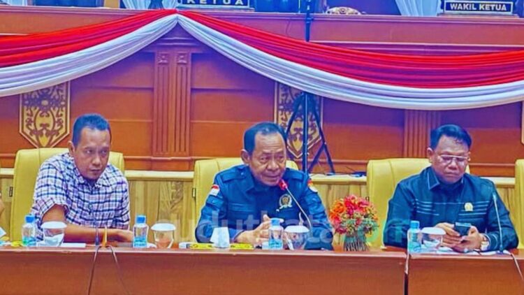 Ketua Bapemperda DPRD Kota Samarinda, Kamaruddin (tengah)