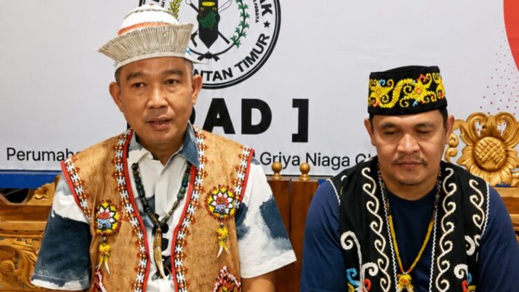 Ketua Umum DAD Kaltim H. Viktor Yuan (kiri) bersama Sekertaris DAD Kaltim, Hendrik Tandoh