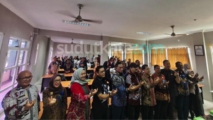 Berfoto bersama dalam kegiatan uji publik Rancangan Peraturan Daerah (Raperda) tentang Pengelolaan Pariwisata Kota Samarinda. Kegiatan ini menjadi bagian dari proses penyempurnaan regulasi pariwisata sebelum masuk tahap finalisasi.