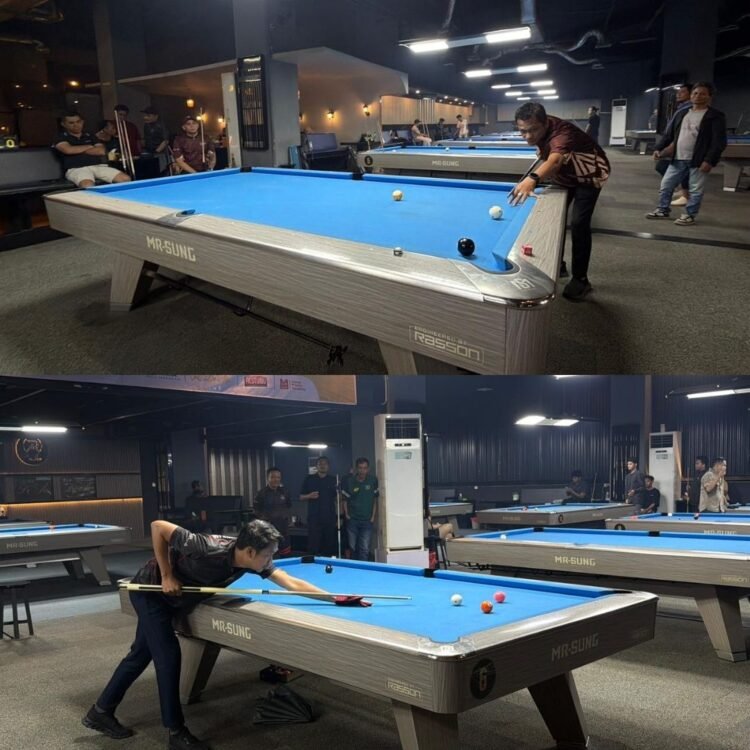 Ketua Harian KONI Kaltim Nidya Listiyono (atas) dan Ketua PWI Kaltim Abdurrahman Amin (bawah) secara simbolis melakukan pukulan pembuka sebagai tanda dimulainya Turnamen Biliar Deadline Headline Bola 9 di De Ale Billiard, Samarinda, Kamis, 28 Agustus 2026.