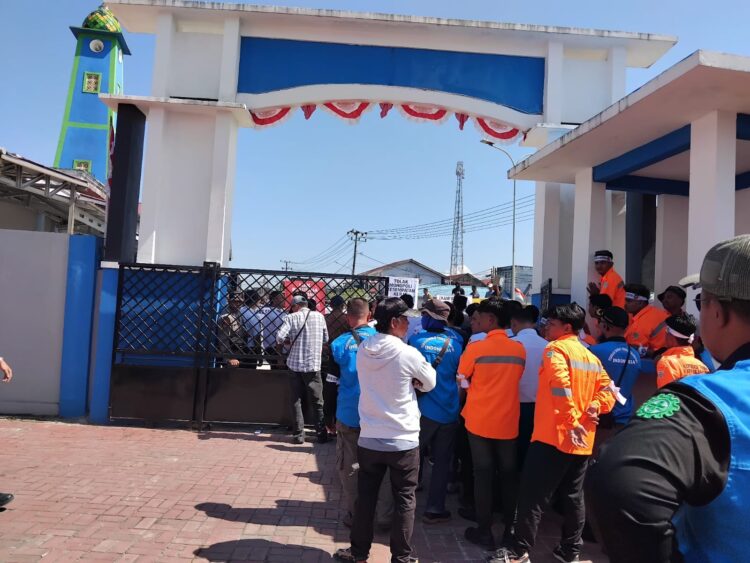 Sejumlah warga Kuala Samboja menggelar aksi di depan Kantor Unit Penyelenggara Pelabuhan (KUPP) Kelas III Kuala Samboja, Senin (3/8/2026),