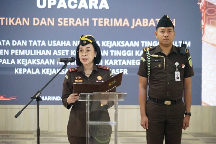 Kepala Kejaksaan Tinggi (Kajati) Kalimantan Timur Dr. Chatarina Muliana, S.H., S.E., M.H. memimpin pelantikan, pengambilan sumpah jabatan, dan serah terima jabatan empat pejabat eselon III di lingkungan Kejaksaan Tinggi Kalimantan Timur. (Ist)